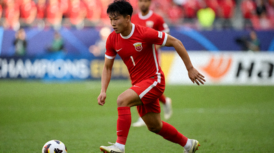 亚冠精英赛比赛场景，球员在绿茵场上进行激烈拼抢